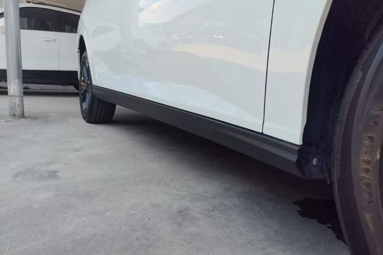 Used Dongfeng Aeolus Yixuan 2025 1.5L Automatic Luxury Version Right Side Sill