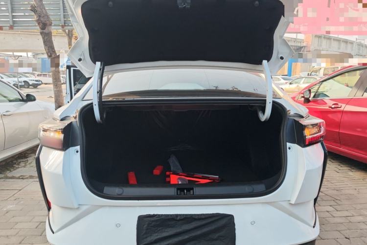 Used Dongfeng Aeolus Yixuan 2025 1.5L Automatic Luxury Version Trunk
