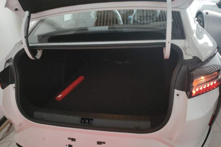 Used Dongfeng Aeolus Yixuan 2025 1.5L Automatic Luxury Version Trunk