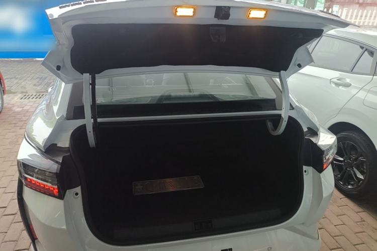Used Dongfeng Aeolus Yixuan 2025 1.5L Automatic Luxury Version Trunk