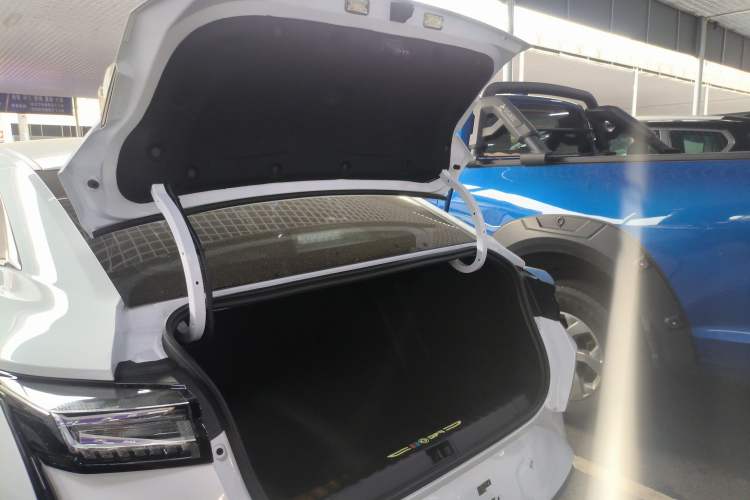 Used Dongfeng Aeolus Yixuan 2025 1.5L Automatic Luxury Version Trunk
