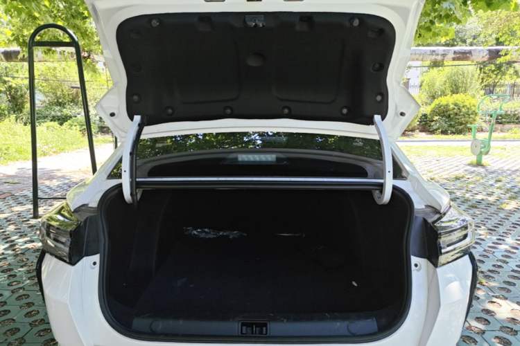 Used Dongfeng Aeolus Yixuan 2025 1.5L Automatic Luxury Version Trunk
