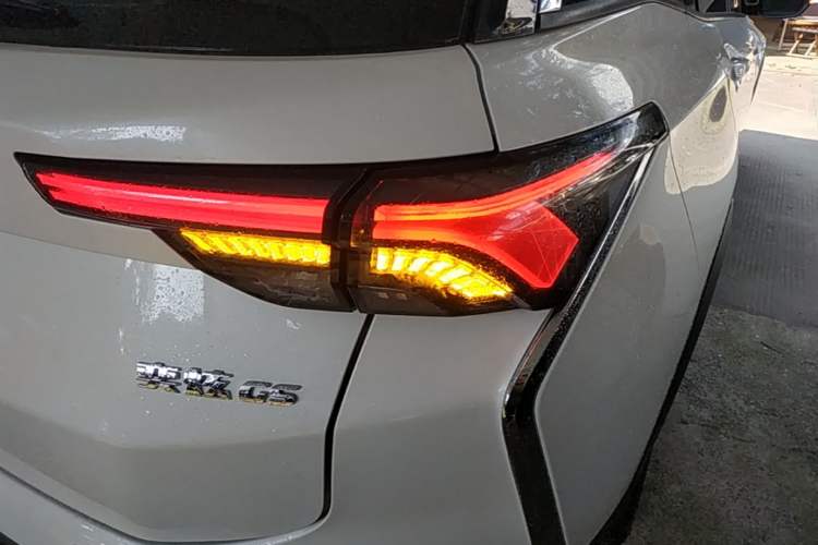 Used Dongfeng Aeolus Yixuan GS 2021 230T Automatic Star-Chasing Edition Right Rear Taillight