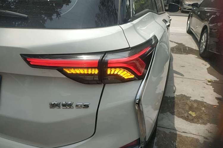 Used Dongfeng Aeolus Yixuan GS 2021 230T Automatic Star-Chasing Edition Right Rear Taillight