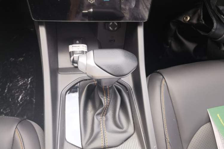 Used Dongfeng Aeolus Yixuan GS 2024 Mach Edition 1.5L Automatic Starry Version Gear Lever
