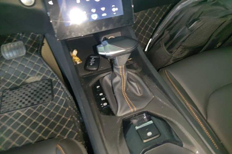 Used Dongfeng Aeolus Yixuan GS 2024 Mach Edition 1.5L Automatic Starry Version Gear Lever