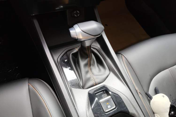 Used Dongfeng Aeolus Yixuan GS 2024 Mach Edition 1.5L Automatic Starry Version Gear Lever