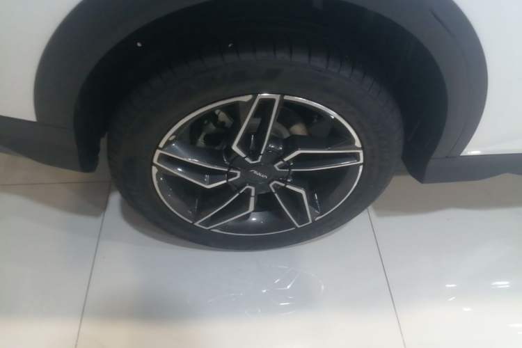 Used Dongfeng Aeolus Yixuan GS 2024 Mach Edition 1.5L Automatic Starry Version Right Rear Wheel Hub