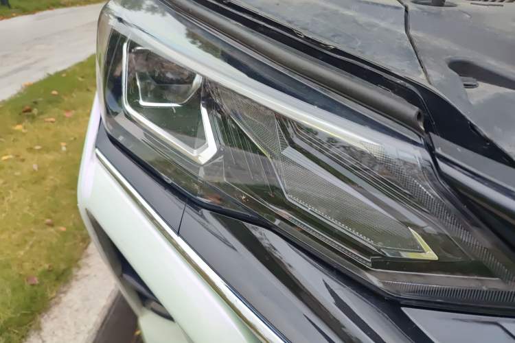 Used Dongfeng Aeolus Yixuan MAX 2021 1.5T Ultra-Stylish Trendsetter Edition Right Front Headlight