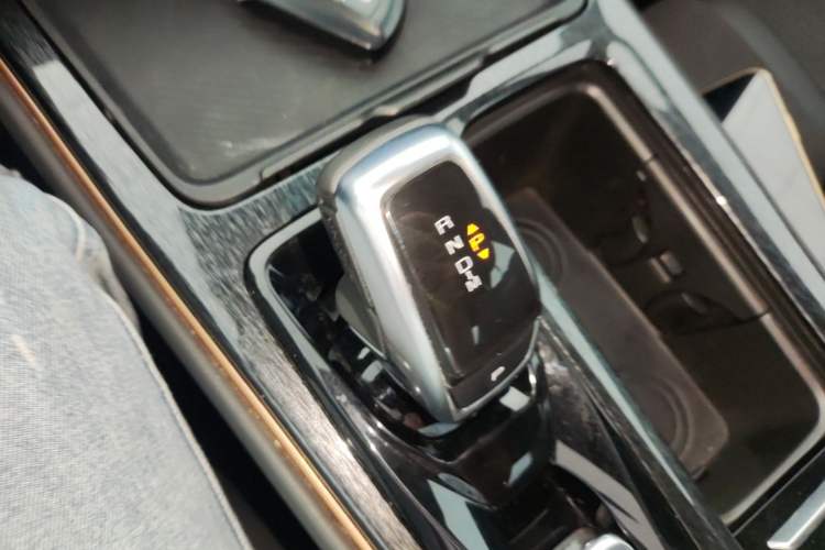 Used Dongfeng Aeolus Yixuan MAX 2021 1.5T Nightbreak Dawn Edition Gear Lever