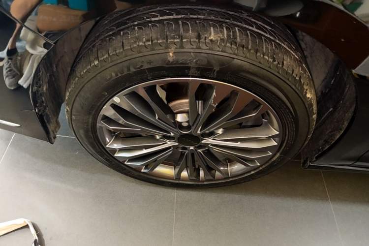 Used Dongfeng Aeolus Yixuan MAX 2021 1.5T Ultra-Stylish Trendsetter Edition Left Front Wheel Hub