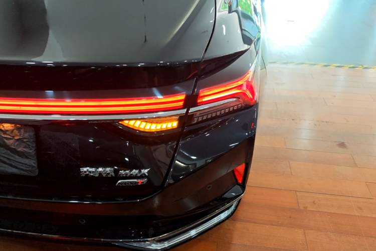 Used Dongfeng Aeolus Yixuan MAX 2021 1.5T Ultra-Stylish Trendsetter Edition Right Rear Taillight