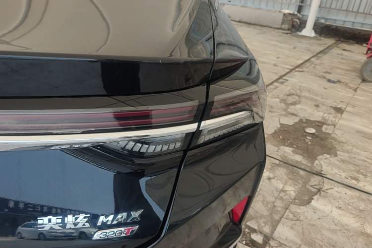 Used Dongfeng Aeolus Yixuan MAX 2021 1.5T Super-Powered Dad Edition Right Rear Taillight