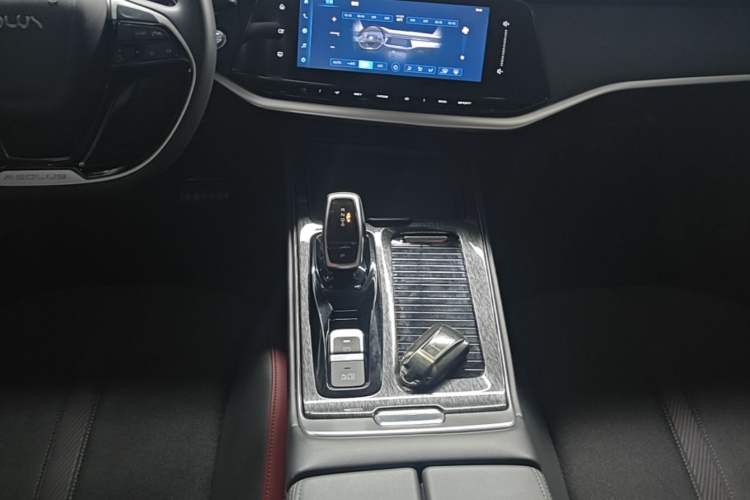 Used Dongfeng Aeolus Yixuan MAX 2021 1.5T Super-Powered Dad Edition Gear Lever