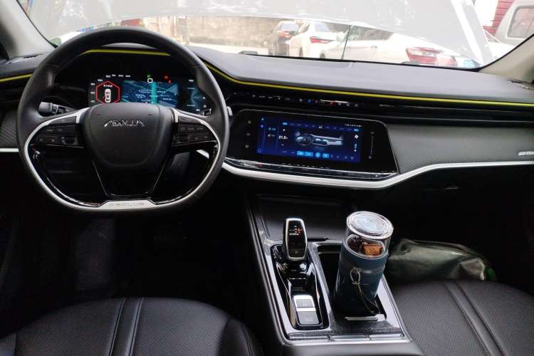 Used Dongfeng Aeolus Yixuan MAX 2021 Super-Efficient Dad Hybrid Edition Center Console