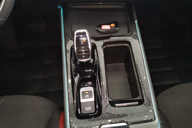 Used Dongfeng Aeolus Yixuan MAX 2021 1.5T Super-Powered Dad Edition Gear Lever