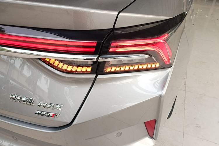 Used Dongfeng Aeolus Yixuan MAX 2021 1.5T Super-Powered Dad Edition Right Rear Taillight