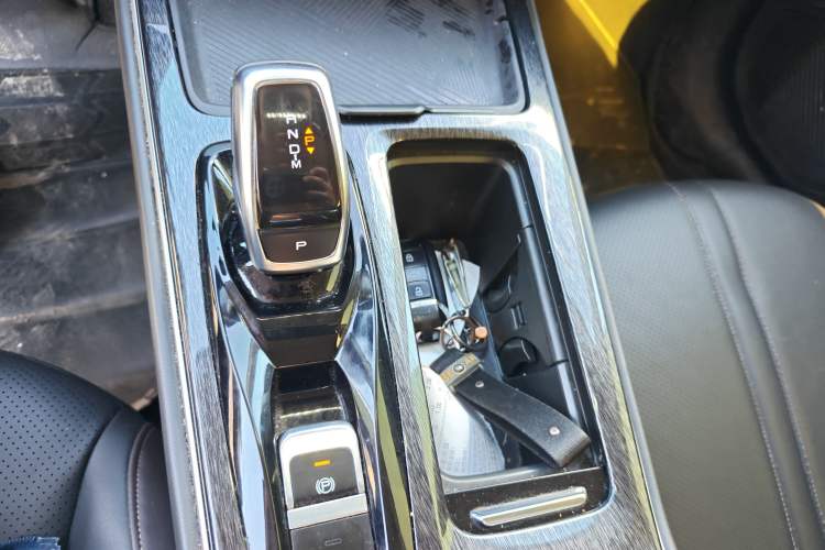 Used Dongfeng Aeolus Yixuan MAX 2021 1.5T Super Cool Dad Edition Gear Lever