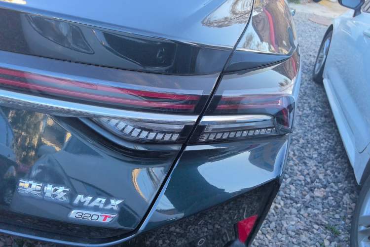 Used Dongfeng Aeolus Yixuan MAX 2021 1.5T Ultra-Stylish Trendsetter Edition Right Rear Taillight