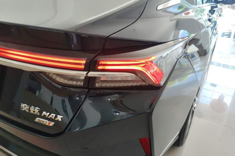 Used Dongfeng Aeolus Yixuan MAX 2021 1.5T Super-Powered Dad Edition Right Rear Taillight