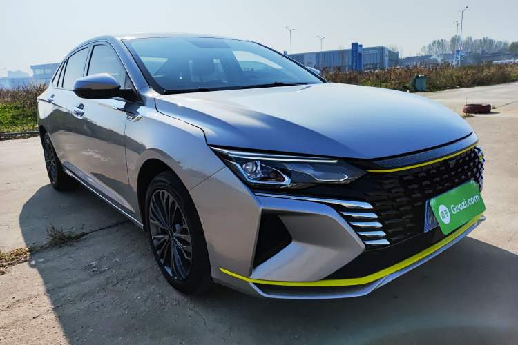 Used Dongfeng Aeolus Yixuan MAX 2021 Super-Efficient Dad Hybrid Edition Front Right 45 Deg