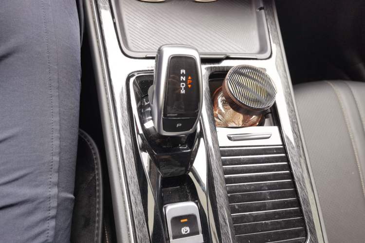 Used Dongfeng Aeolus Yixuan MAX 2021 1.5T Super Cool Dad Edition Gear Lever