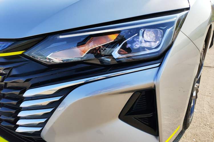 Used Dongfeng Aeolus Yixuan MAX 2021 Super-Efficient Dad Hybrid Edition Left Front Headlight