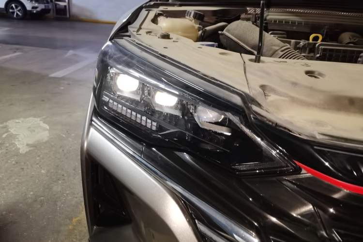 Used Dongfeng Aeolus Yixuan MAX 2021 1.5T Super Cool Dad Edition Right Front Headlight