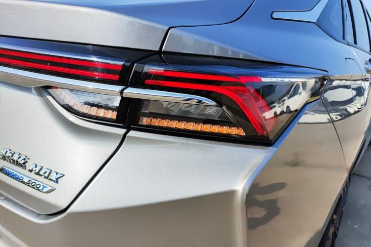 Used Dongfeng Aeolus Yixuan MAX 2021 Super-Efficient Dad Hybrid Edition Right Rear Taillight