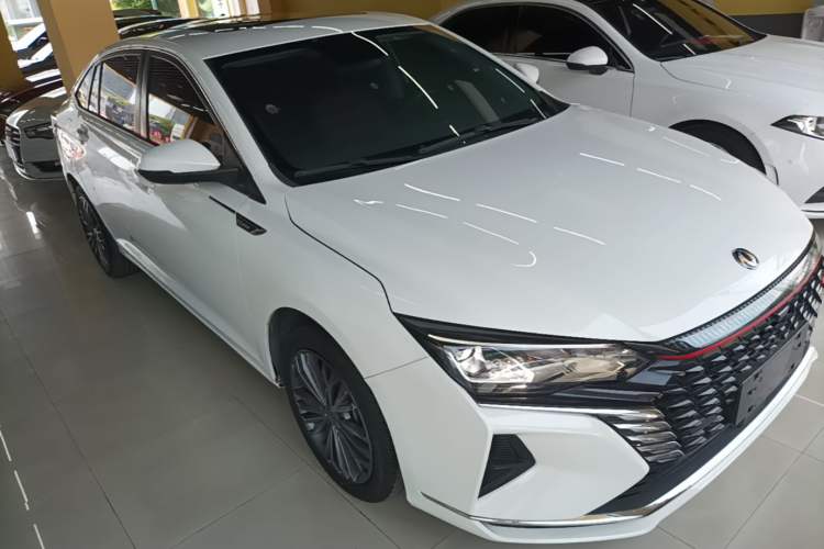 Used Dongfeng Aeolus Yixuan MAX 2021 1.5T Ultra-Stylish Trendsetter Edition Front Right 45 Deg