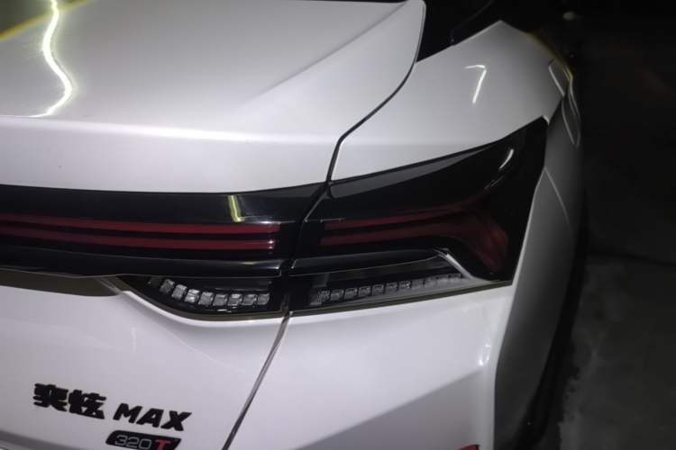 Used Dongfeng Aeolus Yixuan MAX 2021 1.5T Super Cool Trendy Dad Edition Right Rear Taillight