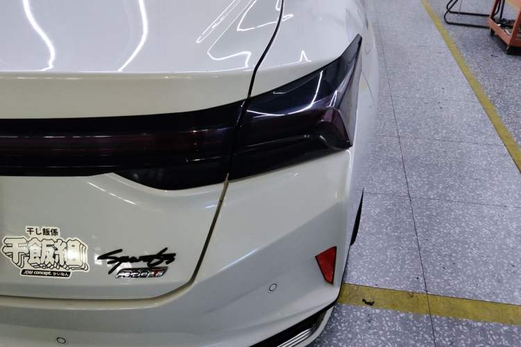 Used Dongfeng Aeolus Yixuan MAX 2021 1.5T Super-Powered Dad Edition Right Rear Taillight