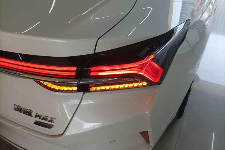 Used Dongfeng Aeolus Yixuan MAX 2021 1.5T Ultra-Stylish Trendsetter Edition Right Rear Taillight