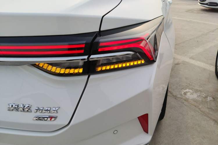 Used Dongfeng Aeolus Yixuan MAX 2021 1.5T Ultra-Stylish Trendsetter Edition Right Rear Taillight