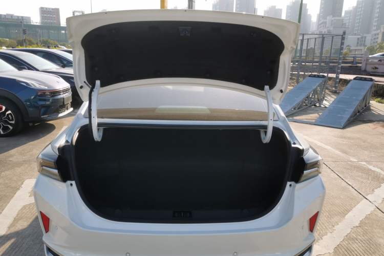 Used Dongfeng Aeolus Yixuan MAX 2021 Super-Efficient Dad Hybrid Edition Trunk