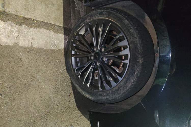 Used Dongfeng Aeolus Yixuan MAX 2022 1.5T Super Stylish Trendsetter Edition Right Front Wheel Hub