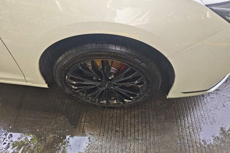 Used Dongfeng Aeolus Yixuan MAX 2022 1.5T Super Stylish Trendsetter Edition Right Front Wheel Hub