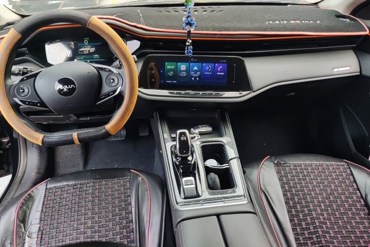 Used Dongfeng Aeolus Yixuan MAX 2023 1.5T Ultra-Stylish Trendsetting Dad Edition Center Console