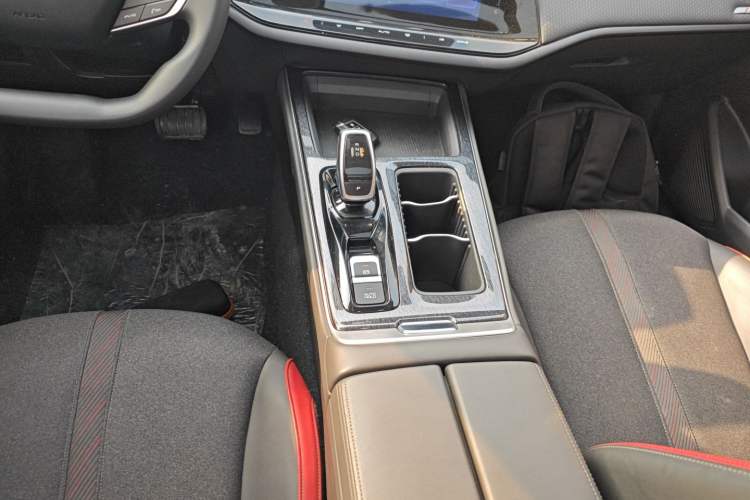 Used Dongfeng Aeolus Yixuan MAX 2023 1.5T Super-Powered Dad Edition Gear Lever