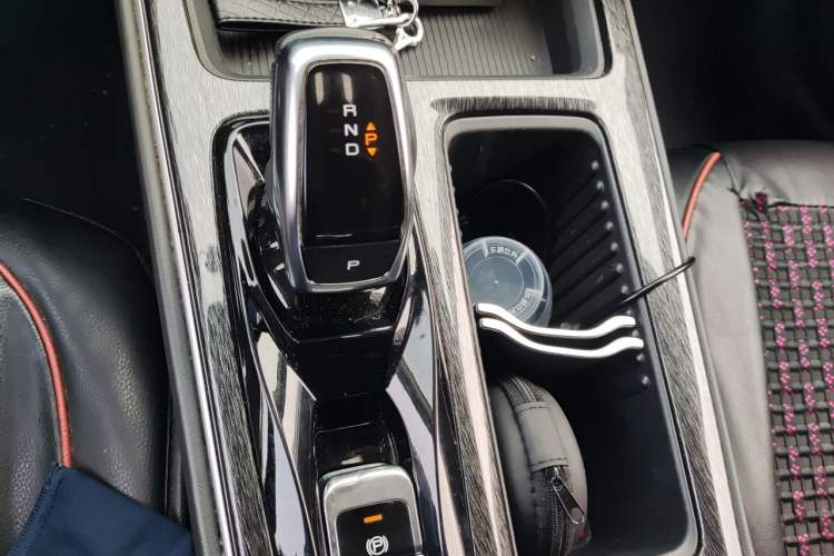 Used Dongfeng Aeolus Yixuan MAX 2023 1.5T Ultra-Stylish Trendsetting Dad Edition Gear Lever