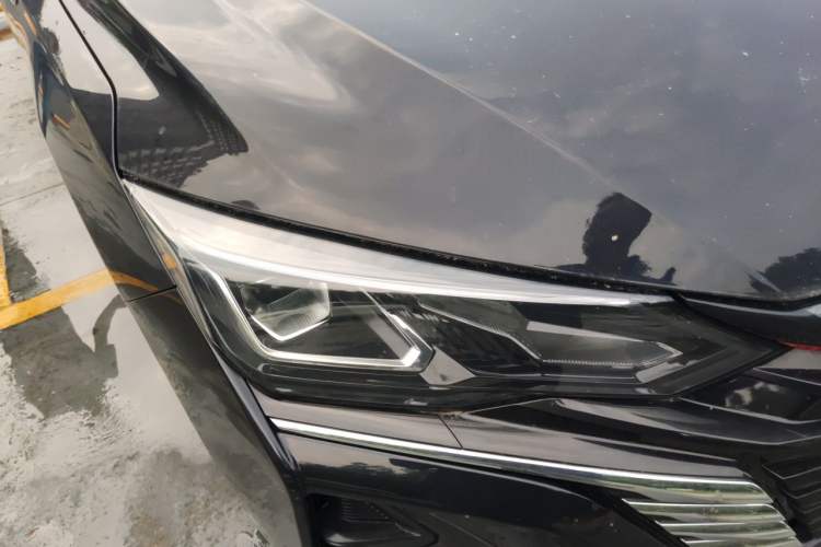 Used Dongfeng Aeolus Yixuan MAX 2023 1.5T Ultra-Stylish Trendsetting Dad Edition Right Front Headlight