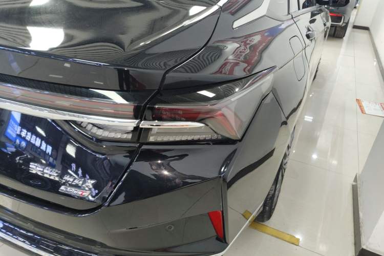 Used Dongfeng Aeolus Yixuan MAX 2023 1.5T Ultra-Stylish Trendsetting Dad Edition Right Rear Taillight