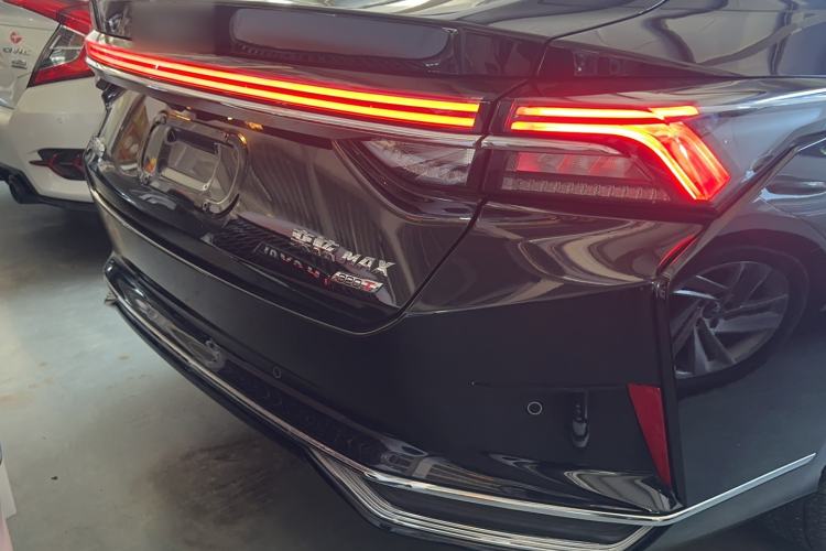 Used Dongfeng Aeolus Yixuan MAX 2023 1.5T Super-Powered Dad Edition Right Rear Taillight