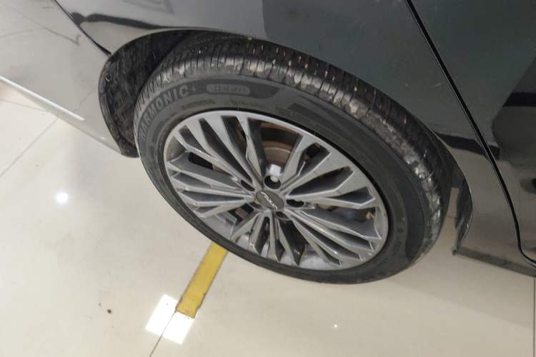Used Dongfeng Aeolus Yixuan MAX 2023 1.5T Ultra-Stylish Trendsetting Dad Edition Right Rear Wheel Hub