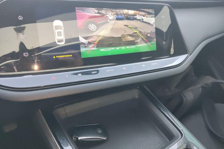 Used Dongfeng Aeolus Yixuan MAX 2023 1.5T Super-Powered Dad Edition Audio And AC Panel