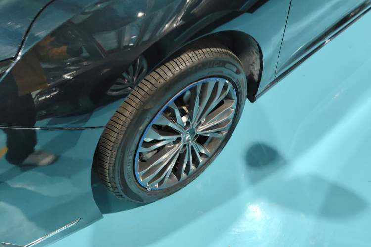 Used Dongfeng Aeolus Yixuan MAX 2023 1.5T Super-Powered Dad Edition Left Front Wheel Hub