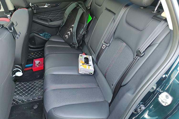Used Dongfeng Aeolus Yixuan MAX 2023 1.5T Super-Powered Dad Edition Left Rear Seat