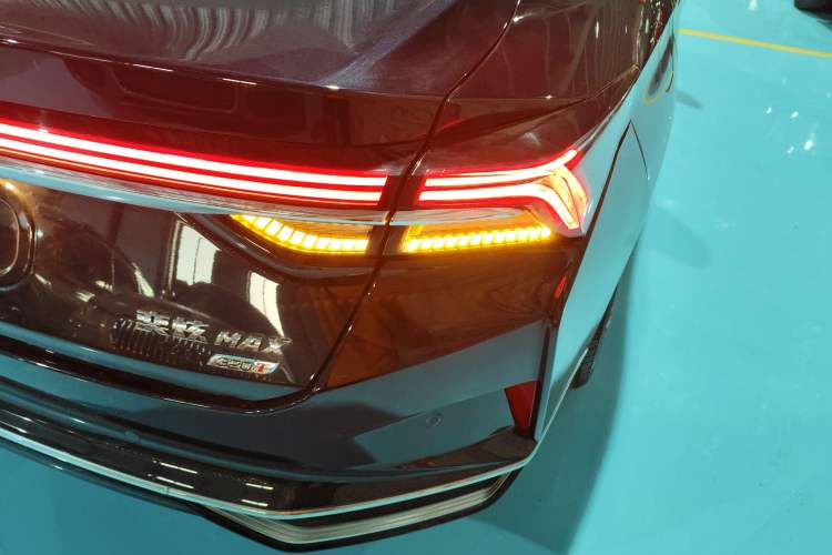 Used Dongfeng Aeolus Yixuan MAX 2023 1.5T Super-Powered Dad Edition Right Rear Taillight