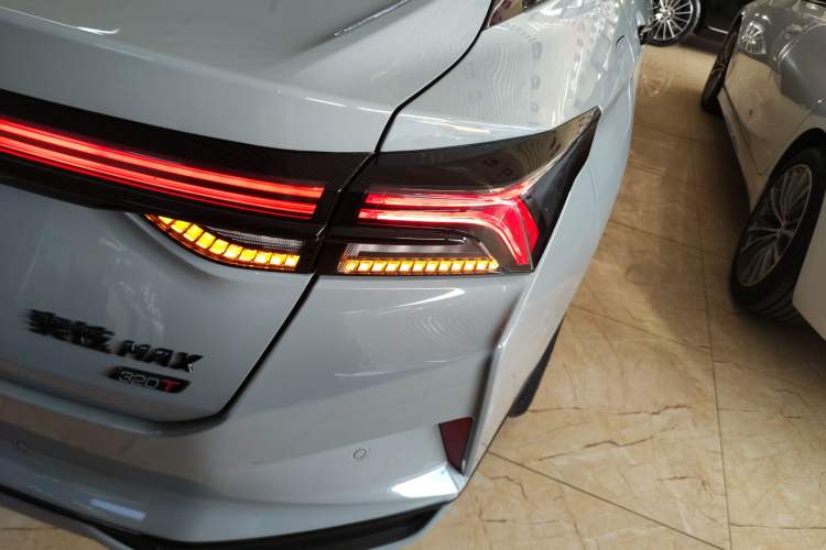Used Dongfeng Aeolus Yixuan MAX 2023 1.5T Super Cool Trendy Dad Edition Right Rear Taillight