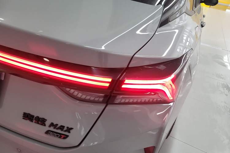Used Dongfeng Aeolus Yixuan MAX 2023 1.5T Super Cool Trendy Dad Edition Right Rear Taillight